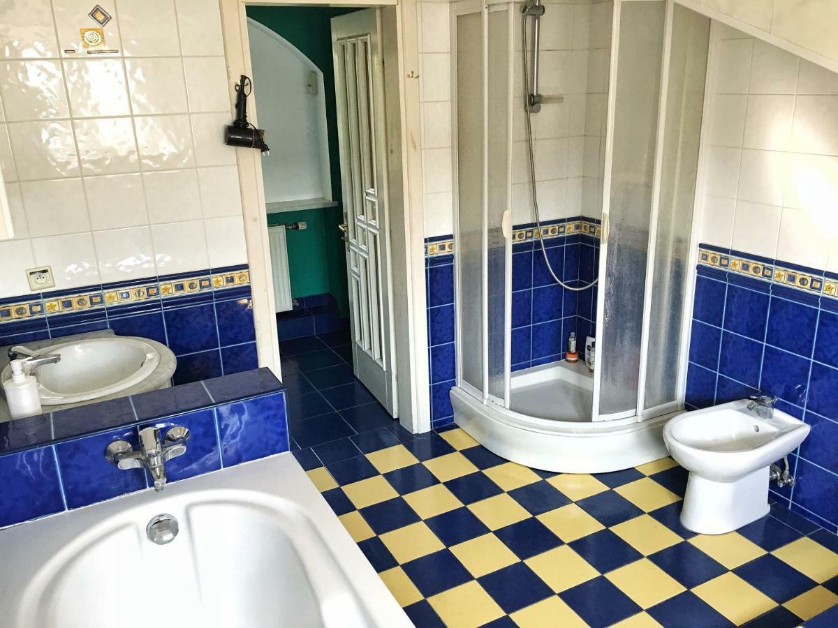 Friends Hostel Lviv Rustaveli Str Екстериор снимка
